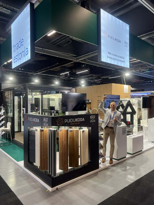 Presenting wood cladding and thermowood solutions at Nordbygg fair. Puidukoda.